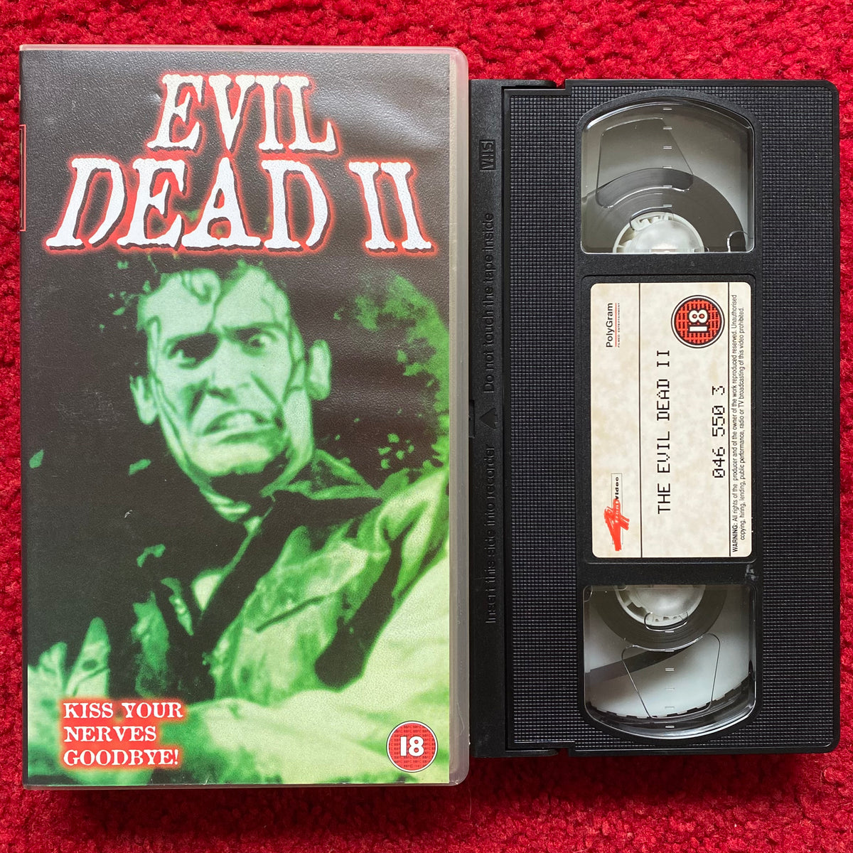 Evil Dead 2 e Steve Urkel Crossover para capa de VHS perfeita